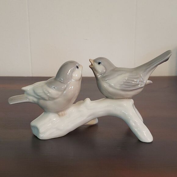Adorable Vintage Porcelain Birds Figurine - Picture 2 of 5